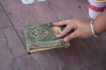 Çatırdayan bina iş makineleriyle yıkıldı