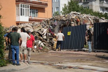 Çatırdayan bina iş makineleriyle yıkıldı