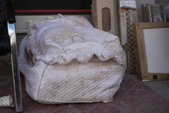 Çatırdayan bina iş makineleriyle yıkıldı