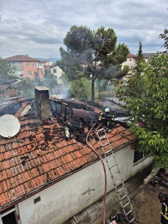 Tek katlı müstakil  ev alev alev yandı