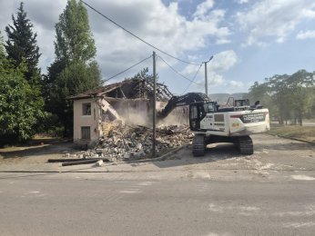 Gölcük’te 2 metruk  bina daha yıkıldı