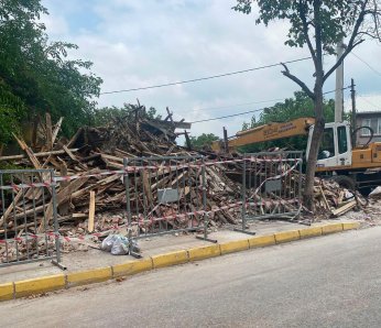 Gölcük’te 2 metruk  bina daha yıkıldı
