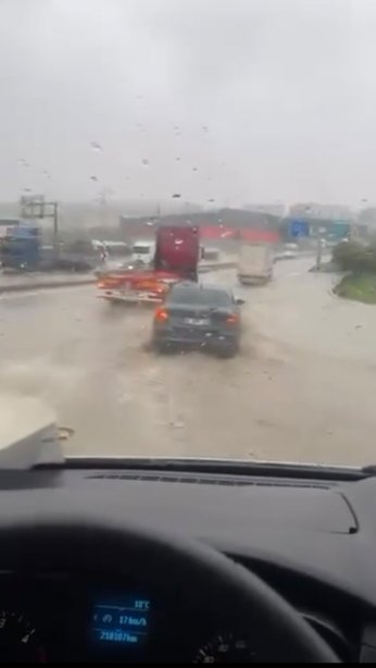 Sağanak yağış, su  baskınlarına yol açtı