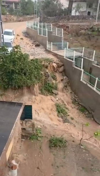 Sağanak yağış, su  baskınlarına yol açtı
