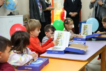 Minik öğrencilere eğitim seti desteği