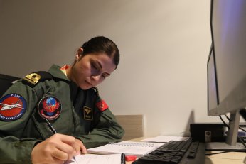 Türk Deniz Kuvvetleri’nin ilk kadın uçak pilotu