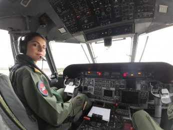 Türk Deniz Kuvvetleri’nin ilk kadın uçak pilotu