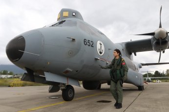 Türk Deniz Kuvvetleri’nin ilk kadın uçak pilotu
