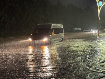 Sağanak yağışta ev ve iş yerlerini su bastı