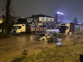 Sağanak yağışta ev ve iş yerlerini su bastı