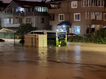 Sağanak yağışta ev ve iş yerlerini su bastı