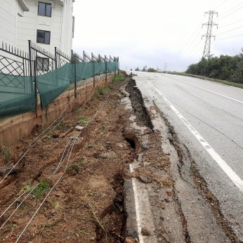 Gölcük’te 2 sitedeki 9 bina tedbiren boşaltıldı