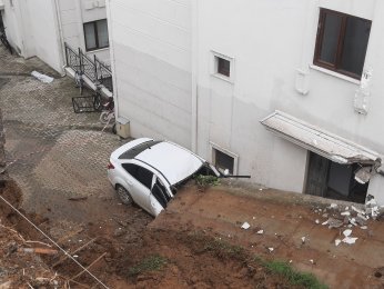 Gölcük’te 2 sitedeki 9 bina tedbiren boşaltıldı