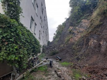 Gölcük’te 2 sitedeki 9 bina tedbiren boşaltıldı