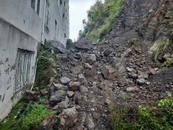 Gölcük’te 2 sitedeki 9 bina tedbiren boşaltıldı