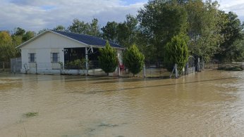 Arazi ve yollar su altında kaldı