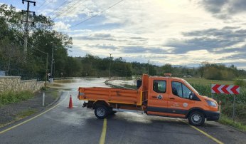 Arazi ve yollar su altında kaldı
