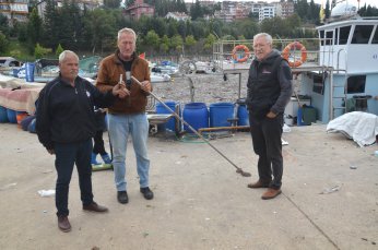 Sağanak ve fırtına balıkçı barınağını vurdu