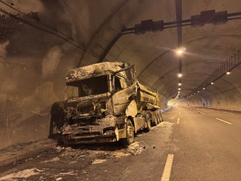 Seyir halindeki tırda yangın çıktı