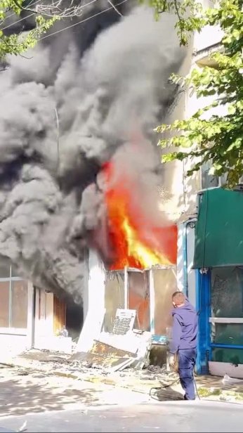 İş yeri yangını binaya sıçradı
