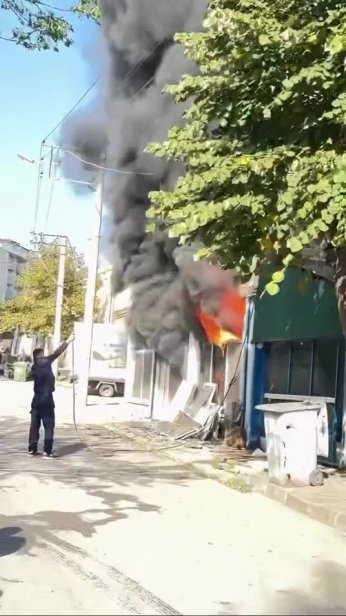 İş yeri yangını binaya sıçradı