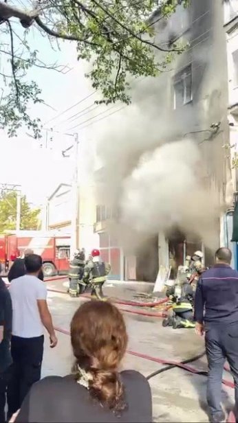 İş yeri yangını binaya sıçradı