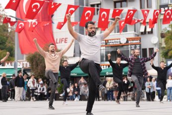 Cumhuriyet coşkusu zeybekle yankılandı