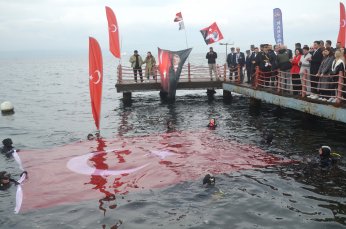 Dalgıçlar denizde Türk bayrağı açtı