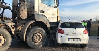 Tankerle otomobil çarpıştı: 2 yaralı