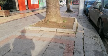 Kaldırım zemini düzeltilmeli