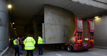 Tırın taşıdığı platform tünele sıkıştı, yol trafiğe kapandı