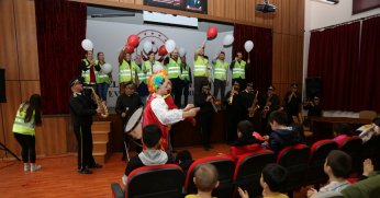 Sevgi evinde kalan çocuklara sürpriz