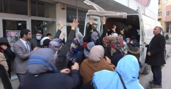 Ücretsiz halılar için izdiham yaşandı