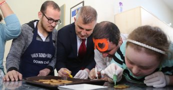 Sezer, özel bireylerle pasta yaptı