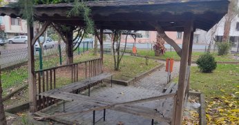 Parkta zarar gören yerlere bakım gerekli