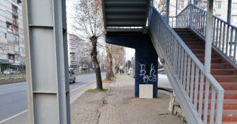 Üstgeçit ayakları yazılarla kirletildi