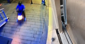 Üstgeçit asansörüne motosikletle çarpıp kaçtı