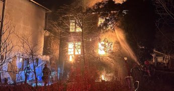 Gölcük’te metruk bina alev alev yandı