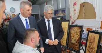 Gölcük’te ahşap yakma sanatı eserleri sergisi