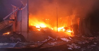 Tek katlı metruk binada yangın