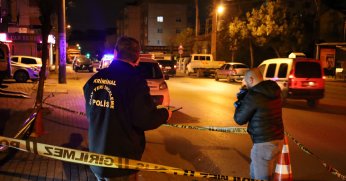 Silahlı kavgada yoldan  geçen kişi yaralandı