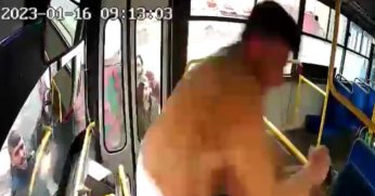 Halk otobüsü şoförünü defalarca yumrukladı