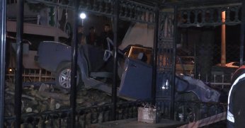 Tıra çarpan araç çay bahçesine uçtu: 3 yaralı