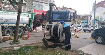 Tıkanan kanal ekiplerce açıldı