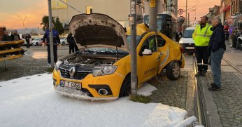 Ticari taksi ile tramvay çarpıştı: 3 yaralı
