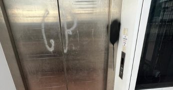 Üst geçidin asansörlerine zarar verdiler