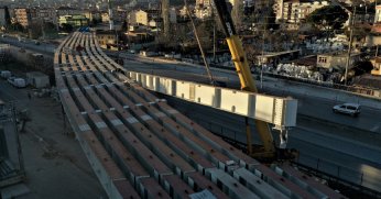 Kuruçeşme tramvayında  kirişler tamam sıra raylarda