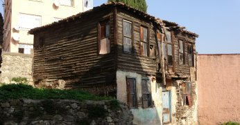 Tarihe tanıklık eden evler adeta çürümeye yüz tuttu
