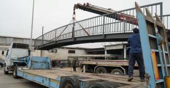 Dere üzerine köprü montajı