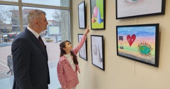 10 yaşındaki ressam Gölcük’te sergi açtı